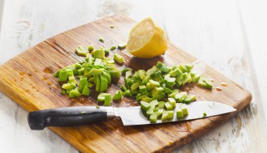 Avokado salata veya guacamole dilimlenmiş