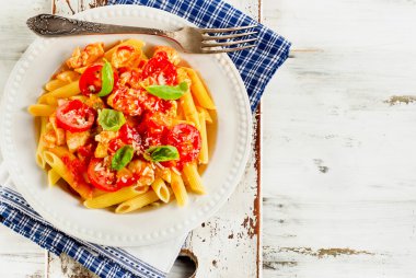 Makarna tavuk ve domates sos ile