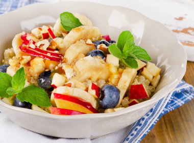 Sağlıklı kahvaltı quinoa çilek ile