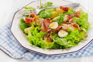 Pastırma, yumurta ve patates ile sıcak salata