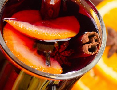 Bardakta sıcak şarap.