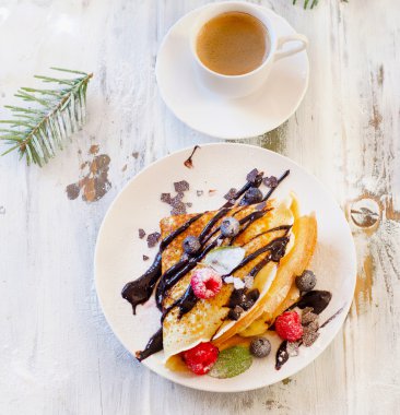 Fincan kahve ve krep taze çilek ile