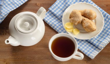 Çay ve zencefil ahşap arka plan üzerinde