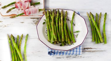 Taze kuşkonmaz pastırma dilimler halinde sarılmış