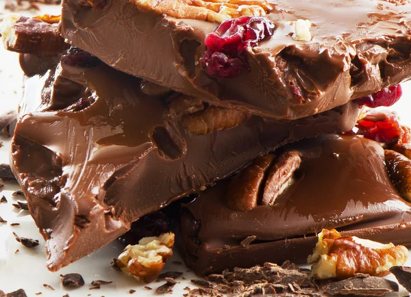Gebroken chocolade en noten — Stockfoto