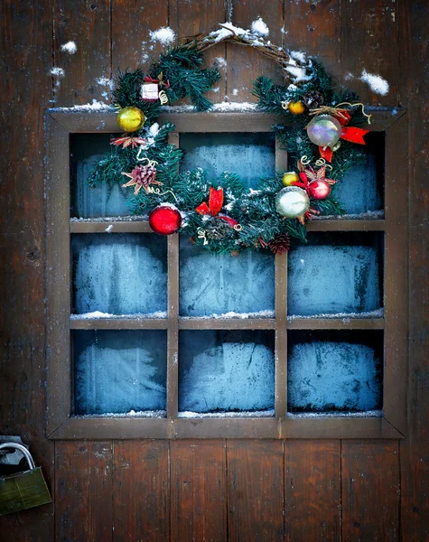 Adventskranz an Holztür — Stockfoto