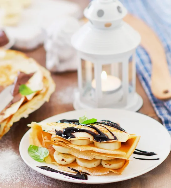 Petit déjeuner de Noël. Crêpes à la crème au chocolat . — Photo