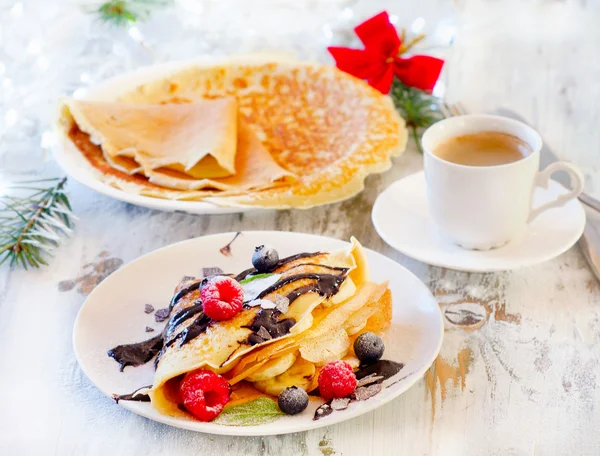 Tasse de café et crêpes aux baies fraîches — Photo