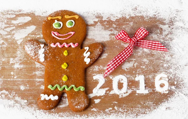 Gingerbread man op een houten tafel — Stockfoto