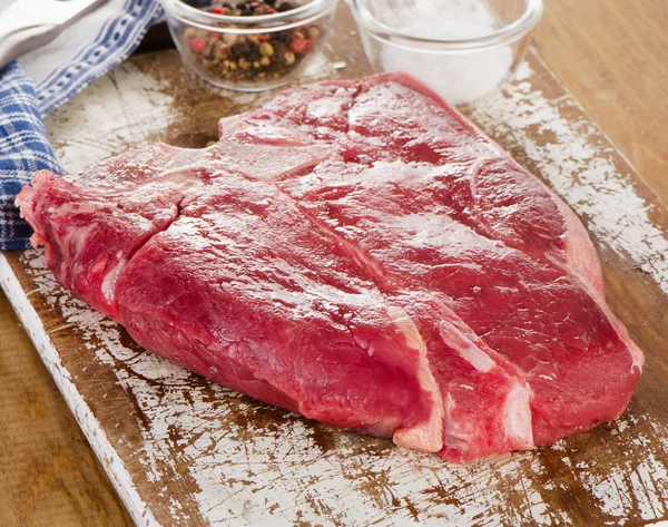 Bife de carne na placa de corte de madeira — Fotografia de Stock