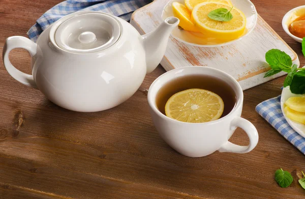Czajnik i filiżanki herbaty z cytryną — Zdjęcie stockowe