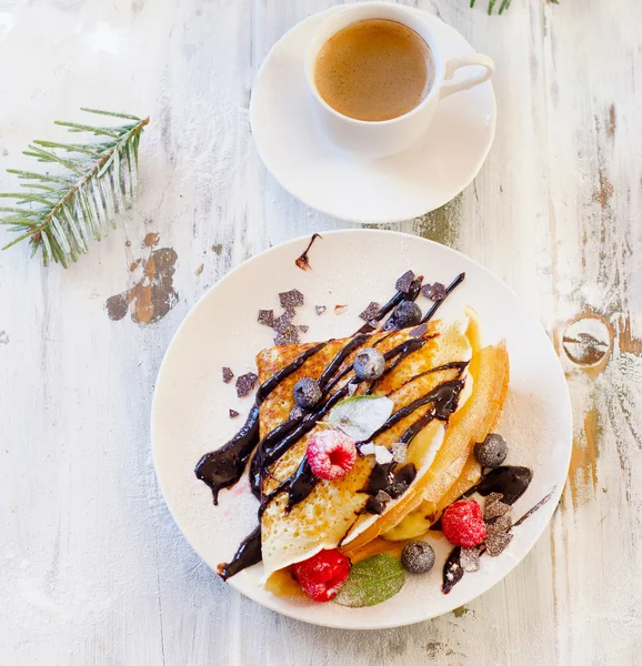 Tasse de café et crêpes aux baies fraîches — Photo