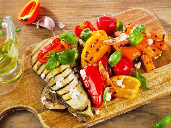 Grilled vegetables on cutting board — Stock Photo, Image