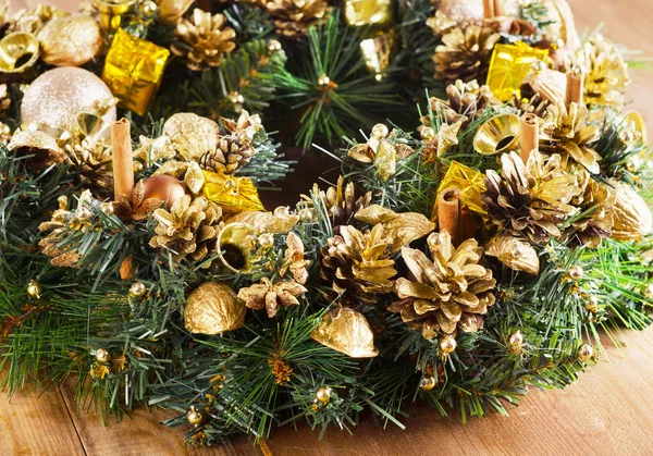 Jul krans på en trä bakgrund — Stockfoto