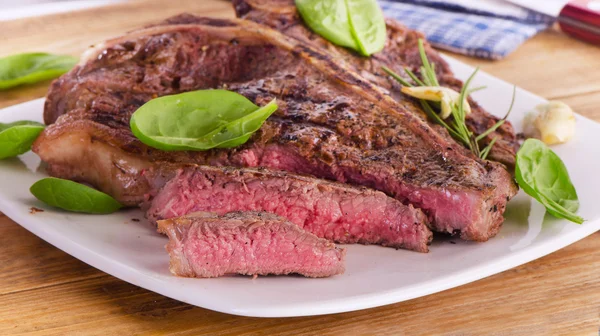 Bife servido com salada verde fresca — Fotografia de Stock