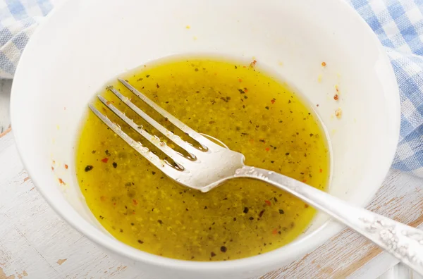 Molho de salada em tigela branca — Fotografia de Stock