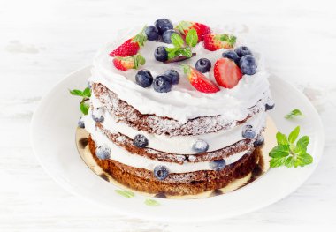 Kek krem, taze çilek ile