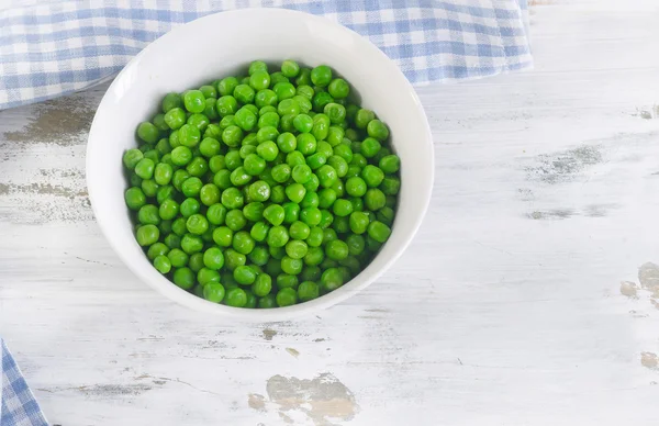 Guisantes verdes en un tazón — Foto de Stock