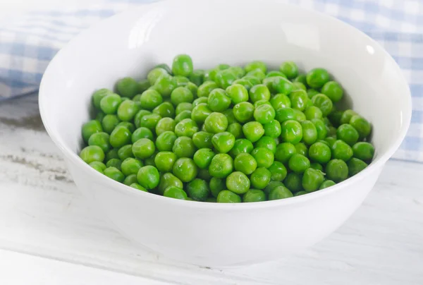 Green peas in a bowl — Stock Photo, Image