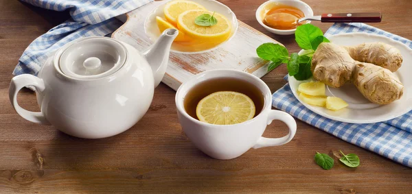 Tasse mit Tee und Teekanne — Stockfoto