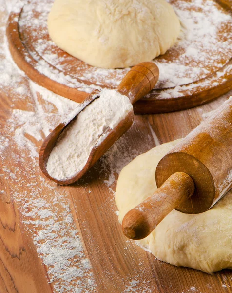 Raw Dough with rolling pin — Stock Photo, Image