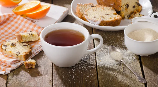 Taza de té caliente con pastel — Foto de Stock