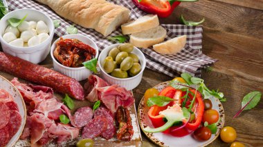 Ahşap masa üzerinde İtalyan meze