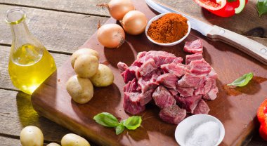 Gulaş tablo için malzemeler.