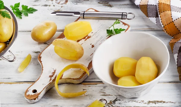 Raw potatoes on table — Stock Photo, Image