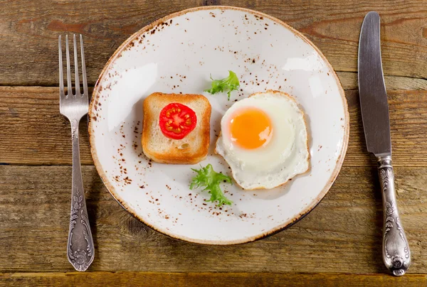 Ontbijt met gebakken ei, toast en verse groenten. — Stockfoto