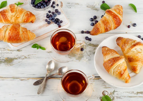 Friss croissant-t és a csésze tea — Stock Fotó