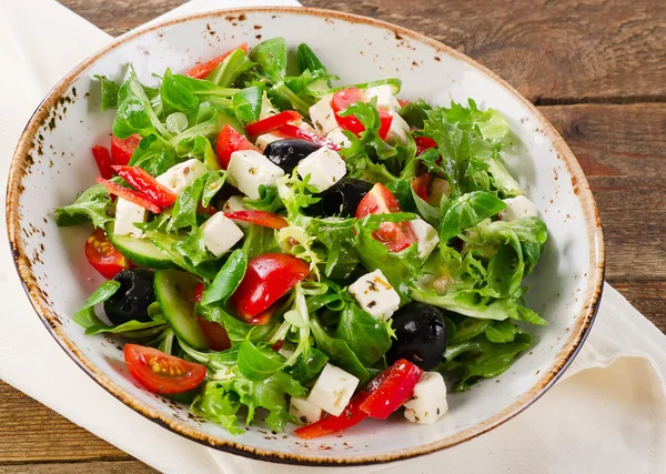 Frischer griechischer Salat. — Stockfoto