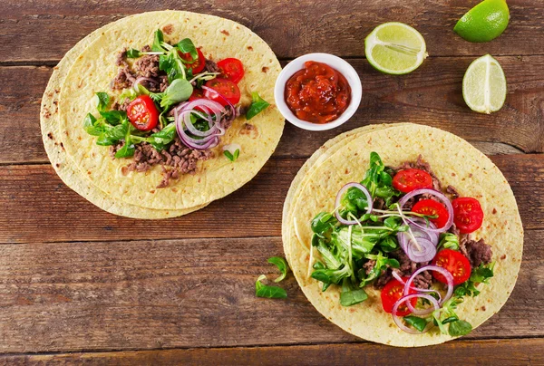 Dos tacos mexicanos en la mesa . — Foto de Stock