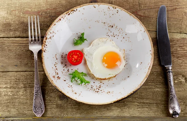 Œuf frit aux légumes frais — Photo