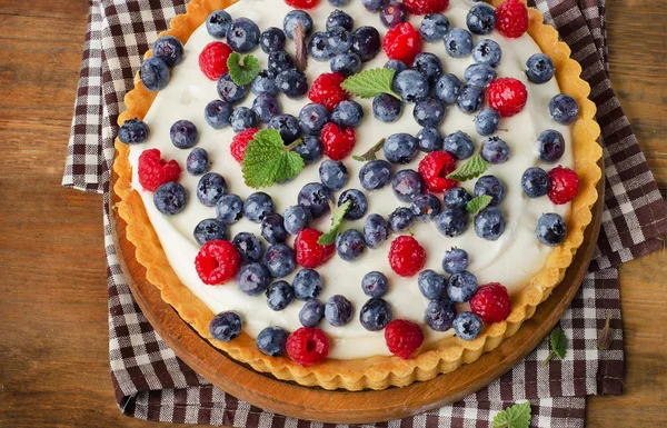 Pastel con frambuesas y arándanos . — Foto de Stock