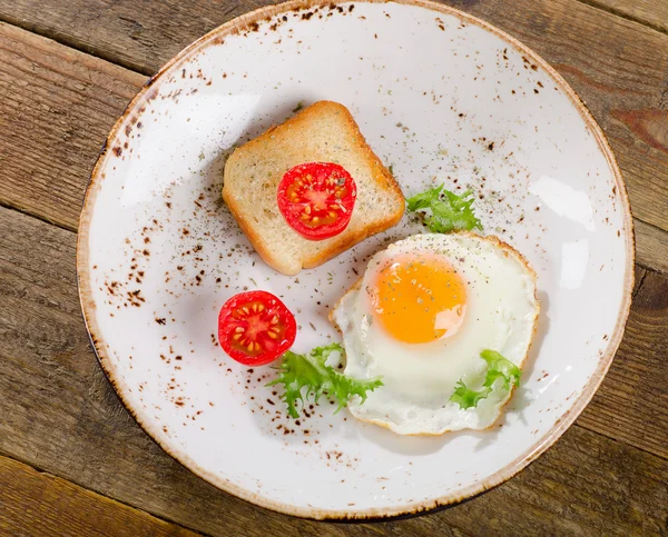 Jajko, tostów i świeżych warzyw. — Zdjęcie stockowe