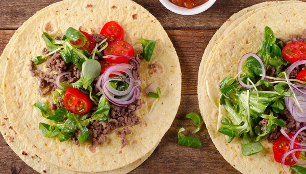 Dos tacos mexicanos en la mesa . — Foto de Stock