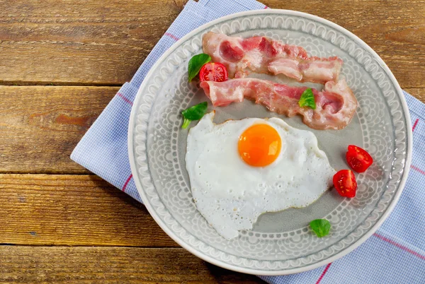 Stekt ägg med bacon — Stockfoto