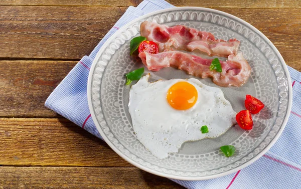 Stekt ägg med bacon — Stockfoto