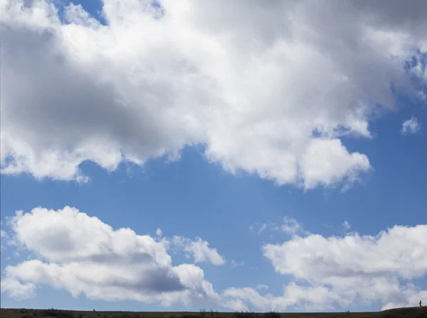 El hombre solitario camina sobre un fondo de cielo sin fin — Foto de Stock