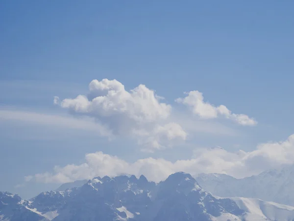 Nubes y picos de montaña —  Fotos de Stock