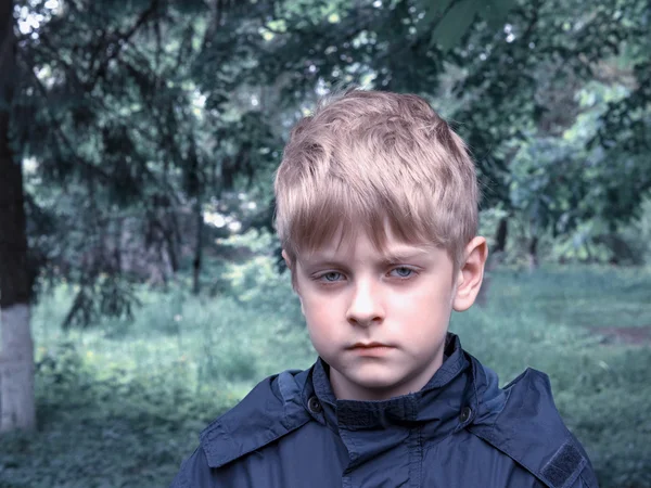 Triste caucasiano menino — Fotografia de Stock