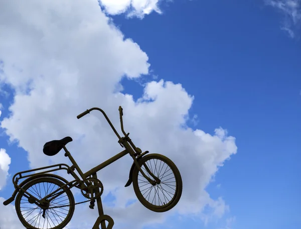 Vintage Bisiklet üzerinde gökyüzü — Stok fotoğraf