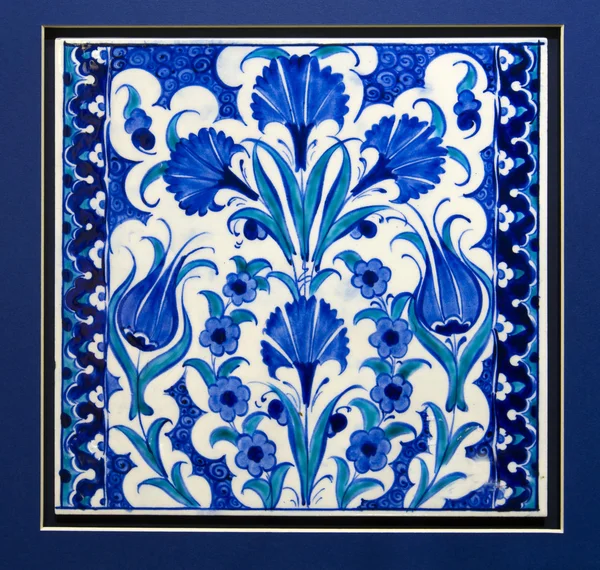 Padrão de azulejo antigo na parede cerâmica — Fotografia de Stock