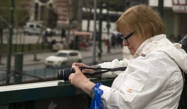 Kvinna anläggning kamera — Stockfoto