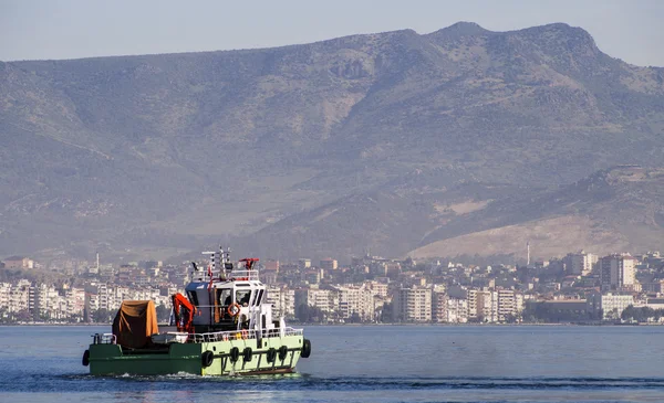 Barco de reboco em Izmir — Fotografia de Stock