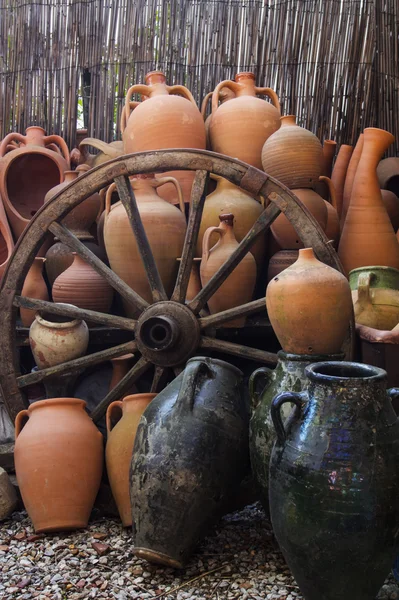 Roda de carro com vasos de barro — Fotografia de Stock