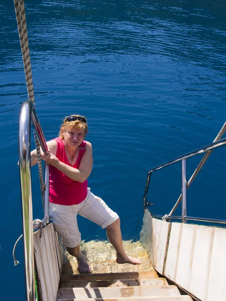 Femme debout sur les escaliers dans l'eau — Photo