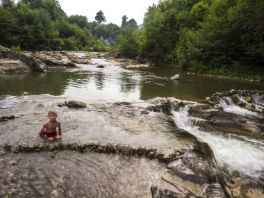 Çocuk bir Barajı oluşturur 