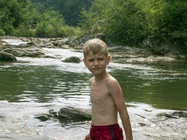 Junge baut einen Damm — Stockfoto